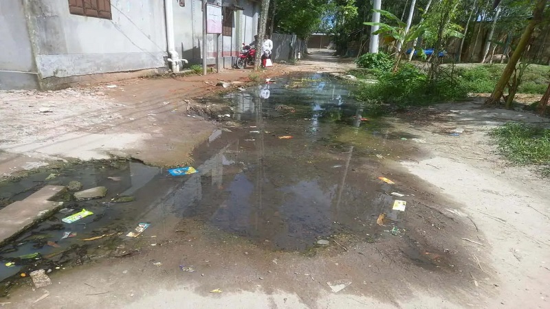 জলঢাকায় ব্র্যাক অফিসের সামনে জলাবদ্ধতা চরম দুর্ভোগে এলাকাবাসী ও পথচারী